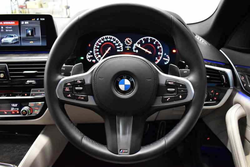 BMW 5シリーズ 530i Mｽﾎﾟｰﾂ ﾊｲﾗｲﾝP 新ﾃﾞｻﾞｲﾝ液晶ﾒｰﾀｰ  高出力ﾓﾃﾞﾙ  全席ﾋｰﾀｰ付黒白革 LEDﾍｯﾄﾞﾗｲﾄ 追従ACC 車線変更警告 ﾀｯﾁﾊﾟﾈﾙ対応iﾄﾞﾗｲﾌﾞHDDﾅﾋﾞﾌﾙｾｸﾞ 3Dﾋﾞｭｰ ｽﾃｱﾘﾝｸﾞｻﾎﾟｰﾄ Pｱｼｽﾄﾌﾟﾗｽ 電動ﾄﾗﾝｸ ｽﾏｰﾄｷｰ 2年保証