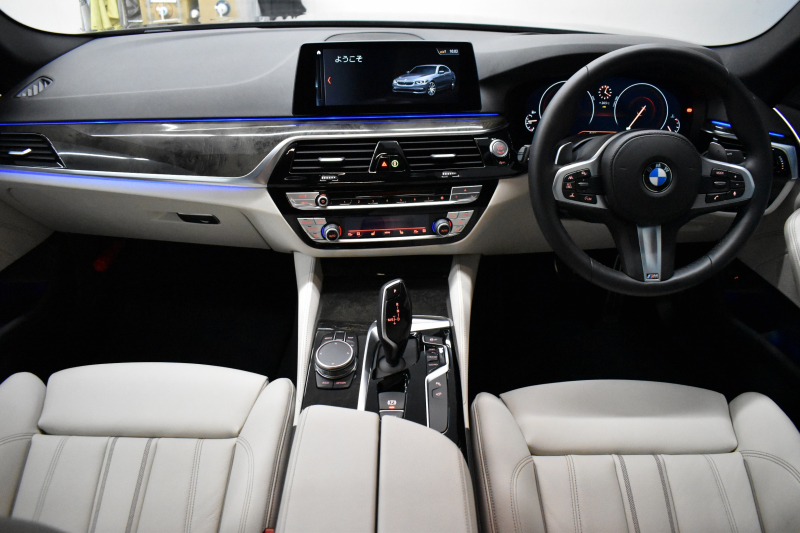 BMW 5シリーズ 530i Mｽﾎﾟｰﾂ ﾊｲﾗｲﾝP 新ﾃﾞｻﾞｲﾝ液晶ﾒｰﾀｰ  高出力ﾓﾃﾞﾙ  全席ﾋｰﾀｰ付黒白革 LEDﾍｯﾄﾞﾗｲﾄ 追従ACC 車線変更警告 ﾀｯﾁﾊﾟﾈﾙ対応iﾄﾞﾗｲﾌﾞHDDﾅﾋﾞﾌﾙｾｸﾞ 3Dﾋﾞｭｰ ｽﾃｱﾘﾝｸﾞｻﾎﾟｰﾄ Pｱｼｽﾄﾌﾟﾗｽ 電動ﾄﾗﾝｸ ｽﾏｰﾄｷｰ 2年保証