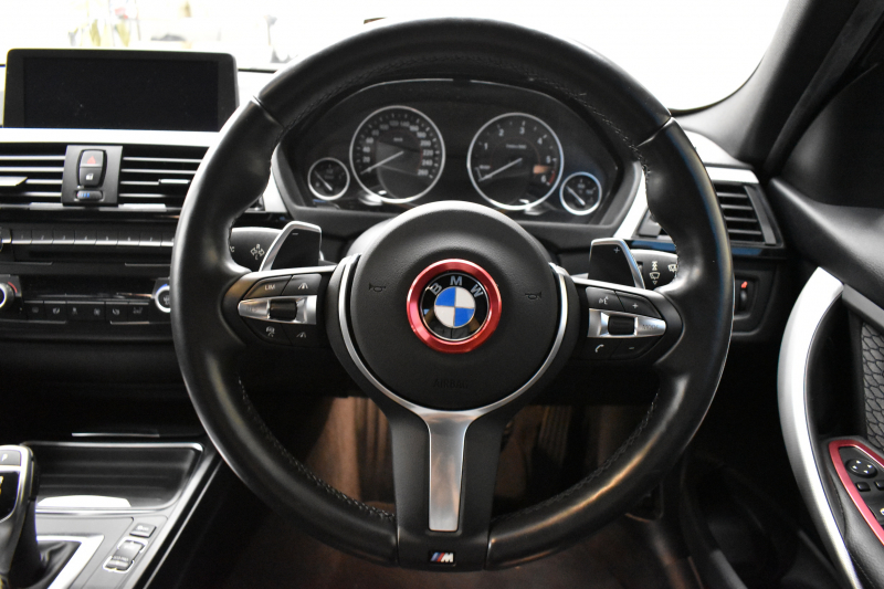 BMW 3シリーズ 320dﾂｰﾘﾝｸﾞ Mｽﾎﾟｰﾂ 追従ACC 車線逸脱&歩行者警告 衝突軽減ﾌﾞﾚｰｷ ｱﾙｶﾝﾀｰﾗ電動ｽﾎﾟｰﾂｼｰﾄ 18AW ﾀｯﾁﾊﾟｯﾄﾞ式iﾄﾞﾗｲﾌﾞHDDﾅﾋﾞ Bｶﾒﾗ ﾘｱPDC 電動Rｹﾞｰﾄ 2年保証