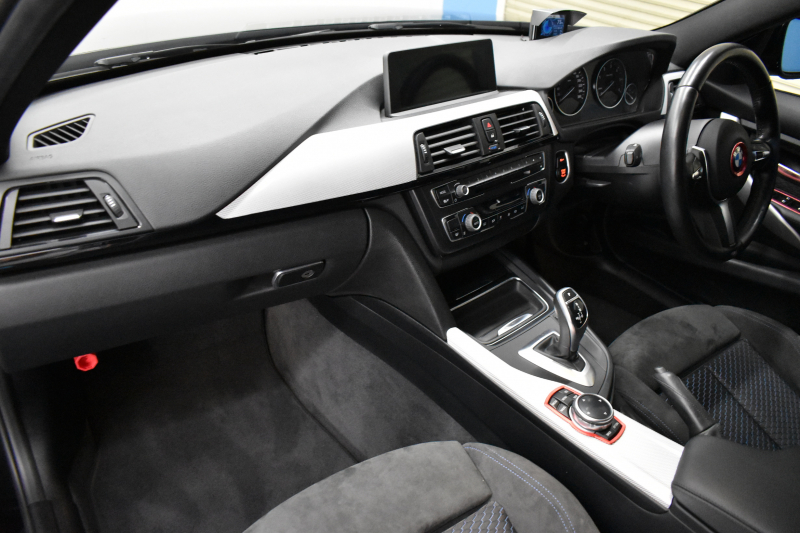 BMW 3シリーズ 320dﾂｰﾘﾝｸﾞ Mｽﾎﾟｰﾂ 追従ACC 車線逸脱&歩行者警告 衝突軽減ﾌﾞﾚｰｷ ｱﾙｶﾝﾀｰﾗ電動ｽﾎﾟｰﾂｼｰﾄ 18AW ﾀｯﾁﾊﾟｯﾄﾞ式iﾄﾞﾗｲﾌﾞHDDﾅﾋﾞ Bｶﾒﾗ ﾘｱPDC 電動Rｹﾞｰﾄ 2年保証