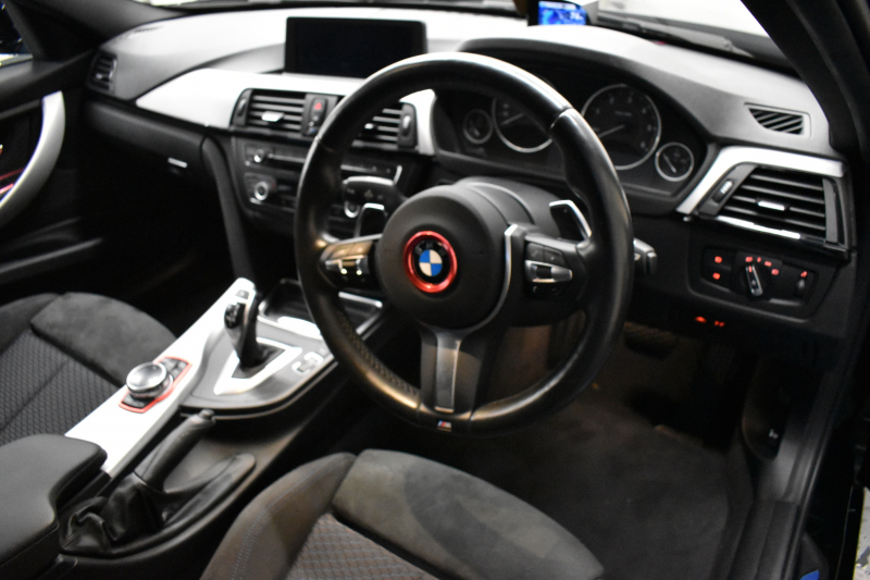 BMW 3シリーズ 320dﾂｰﾘﾝｸﾞ Mｽﾎﾟｰﾂ 追従ACC 車線逸脱&歩行者警告 衝突軽減ﾌﾞﾚｰｷ ｱﾙｶﾝﾀｰﾗ電動ｽﾎﾟｰﾂｼｰﾄ 18AW ﾀｯﾁﾊﾟｯﾄﾞ式iﾄﾞﾗｲﾌﾞHDDﾅﾋﾞ Bｶﾒﾗ ﾘｱPDC 電動Rｹﾞｰﾄ 2年保証