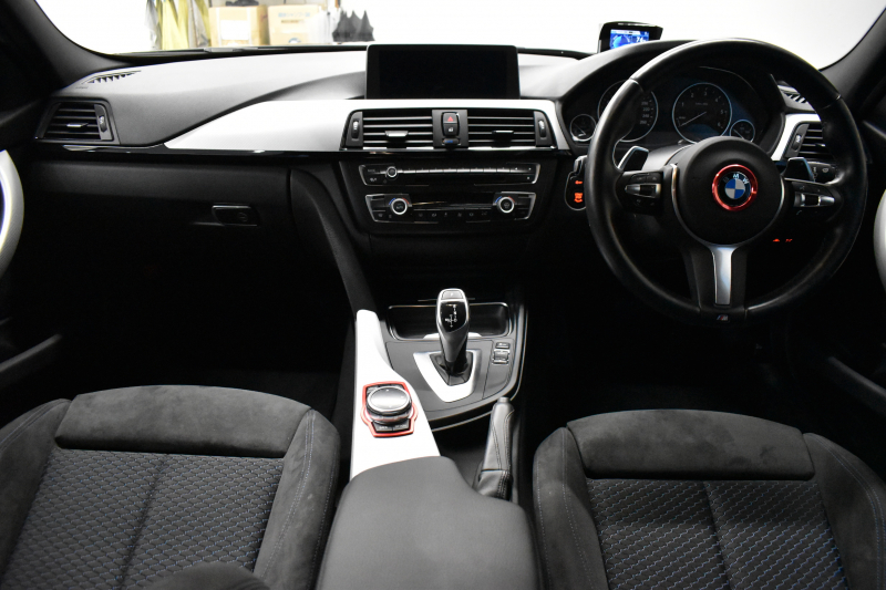 BMW 3シリーズ 320dﾂｰﾘﾝｸﾞ Mｽﾎﾟｰﾂ 追従ACC 車線逸脱&歩行者警告 衝突軽減ﾌﾞﾚｰｷ ｱﾙｶﾝﾀｰﾗ電動ｽﾎﾟｰﾂｼｰﾄ 18AW ﾀｯﾁﾊﾟｯﾄﾞ式iﾄﾞﾗｲﾌﾞHDDﾅﾋﾞ Bｶﾒﾗ ﾘｱPDC 電動Rｹﾞｰﾄ 2年保証