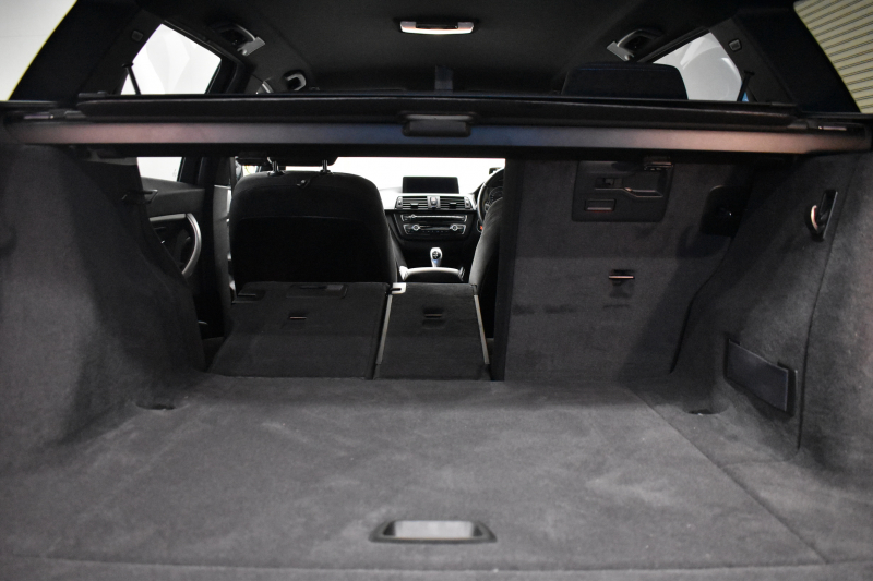 BMW 3シリーズ 320dﾂｰﾘﾝｸﾞ Mｽﾎﾟｰﾂ 追従ACC 車線逸脱&歩行者警告 衝突軽減ﾌﾞﾚｰｷ ｱﾙｶﾝﾀｰﾗ電動ｽﾎﾟｰﾂｼｰﾄ 18AW ﾀｯﾁﾊﾟｯﾄﾞ式iﾄﾞﾗｲﾌﾞHDDﾅﾋﾞ Bｶﾒﾗ ﾘｱPDC 電動Rｹﾞｰﾄ 2年保証