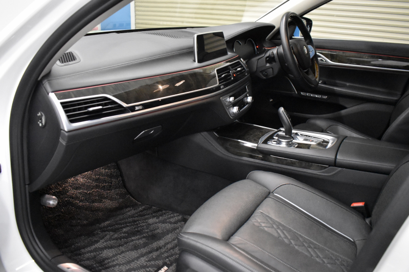 BMW 7シリーズ 740d XDrive ｴｸﾞｾﾞｸﾃｨﾌﾞ ｻﾝﾙｰﾌ BMWﾚｰｻﾞｰLED 4WD ﾘﾓｰﾄP 前席ﾏｯｻｰｼﾞ＆ﾍﾞﾝﾁﾚｰｼｮﾝ 全席ﾋｰﾀｰ付黒革 ACC HUD ﾊｰﾏﾝｶｰﾄﾞﾝ  ｼﾞｪｽﾁｬｰｺﾝﾄﾛｰﾙ対応ﾀｯﾁﾊﾟﾈﾙﾅﾋﾞ3Dﾋﾞｭｰ LCW 液晶ﾒｰﾀｰ 19AW 電動ﾄﾗﾝｸ 2年保証