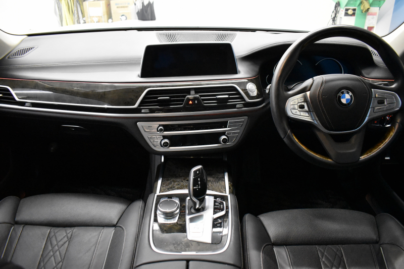 BMW 7シリーズ 740d XDrive ｴｸﾞｾﾞｸﾃｨﾌﾞ ｻﾝﾙｰﾌ BMWﾚｰｻﾞｰLED 4WD ﾘﾓｰﾄP 前席ﾏｯｻｰｼﾞ＆ﾍﾞﾝﾁﾚｰｼｮﾝ 全席ﾋｰﾀｰ付黒革 ACC HUD ﾊｰﾏﾝｶｰﾄﾞﾝ  ｼﾞｪｽﾁｬｰｺﾝﾄﾛｰﾙ対応ﾀｯﾁﾊﾟﾈﾙﾅﾋﾞ3Dﾋﾞｭｰ LCW 液晶ﾒｰﾀｰ 19AW 電動ﾄﾗﾝｸ 2年保証