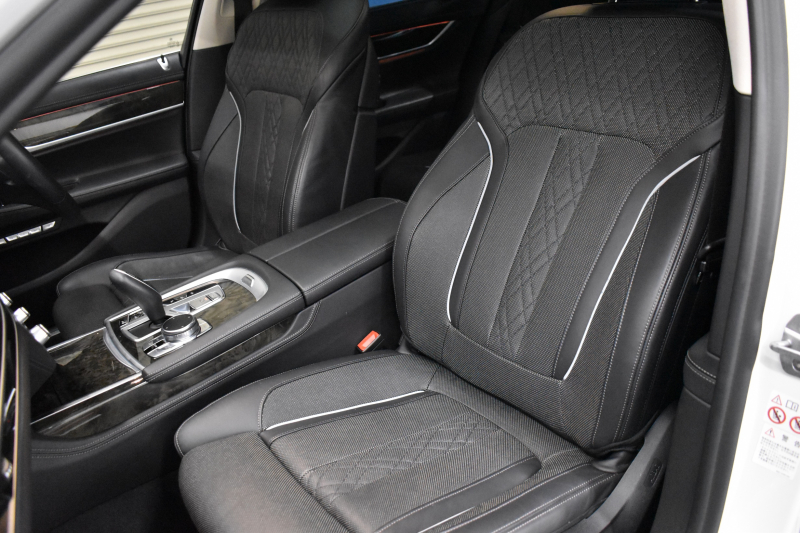 BMW 7シリーズ 740d XDrive ｴｸﾞｾﾞｸﾃｨﾌﾞ ｻﾝﾙｰﾌ BMWﾚｰｻﾞｰLED 4WD ﾘﾓｰﾄP 前席ﾏｯｻｰｼﾞ＆ﾍﾞﾝﾁﾚｰｼｮﾝ 全席ﾋｰﾀｰ付黒革 ACC HUD ﾊｰﾏﾝｶｰﾄﾞﾝ  ｼﾞｪｽﾁｬｰｺﾝﾄﾛｰﾙ対応ﾀｯﾁﾊﾟﾈﾙﾅﾋﾞ3Dﾋﾞｭｰ LCW 液晶ﾒｰﾀｰ 19AW 電動ﾄﾗﾝｸ 2年保証