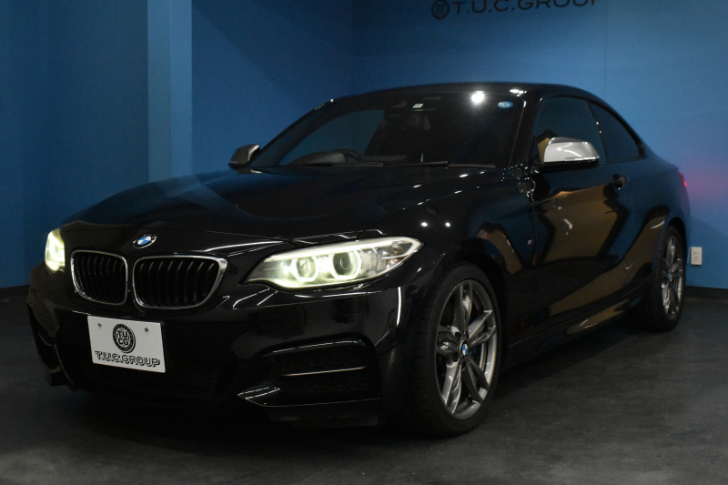 BMW 2シリーズ M235i 6速MT 直6ﾀｰﾎﾞ 326馬力 可変Mｻｽ 18AW ﾋｰﾀｰ付黒革 ﾀｯﾁﾊﾟｯﾄﾞ式iﾄﾞﾗｲﾌﾞHDDﾅﾋﾞBｶﾒﾗ ﾘｱPDC harman/kardon 大型ﾌﾞﾚｰｷｼｽﾃﾑ 車線逸脱&歩行者警告 衝突軽減ﾌﾞﾚｰｷ ｸﾙｺﾝ ｽﾏｰﾄｷｰ LEDﾘﾝｸﾞ付ｷｾﾉﾝ 2年保証