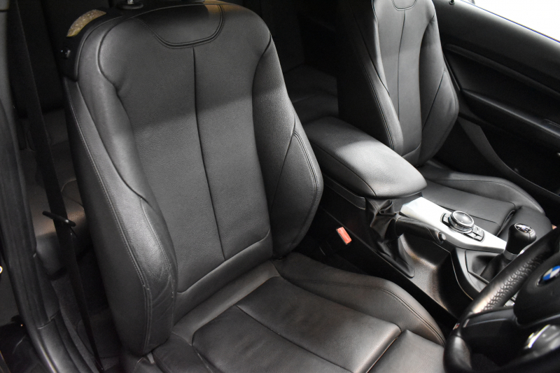 BMW 2シリーズ M235i 6速MT 直6ﾀｰﾎﾞ 326馬力 可変Mｻｽ 18AW ﾋｰﾀｰ付黒革 ﾀｯﾁﾊﾟｯﾄﾞ式iﾄﾞﾗｲﾌﾞHDDﾅﾋﾞBｶﾒﾗ ﾘｱPDC harman/kardon 大型ﾌﾞﾚｰｷｼｽﾃﾑ 車線逸脱&歩行者警告 衝突軽減ﾌﾞﾚｰｷ ｸﾙｺﾝ ｽﾏｰﾄｷｰ LEDﾘﾝｸﾞ付ｷｾﾉﾝ 2年保証