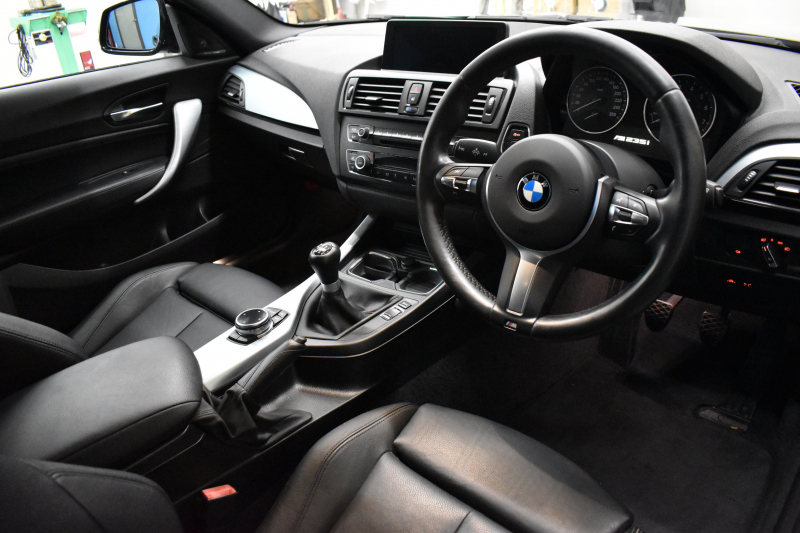 BMW 2シリーズ M235i 6速MT 直6ﾀｰﾎﾞ 326馬力 可変Mｻｽ 18AW ﾋｰﾀｰ付黒革 ﾀｯﾁﾊﾟｯﾄﾞ式iﾄﾞﾗｲﾌﾞHDDﾅﾋﾞBｶﾒﾗ ﾘｱPDC harman/kardon 大型ﾌﾞﾚｰｷｼｽﾃﾑ 車線逸脱&歩行者警告 衝突軽減ﾌﾞﾚｰｷ ｸﾙｺﾝ ｽﾏｰﾄｷｰ LEDﾘﾝｸﾞ付ｷｾﾉﾝ 2年保証