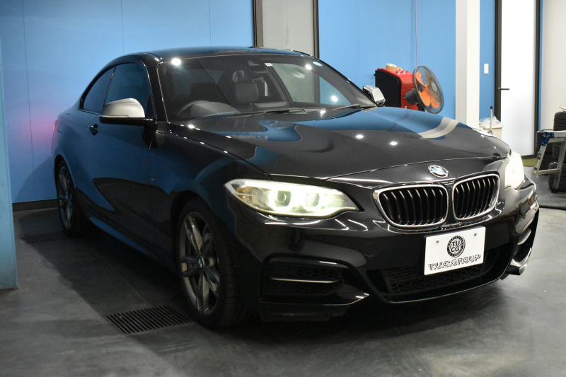BMW 2シリーズ M235i 6速MT 直6ﾀｰﾎﾞ 326馬力 可変Mｻｽ 18AW ﾋｰﾀｰ付黒革 ﾀｯﾁﾊﾟｯﾄﾞ式iﾄﾞﾗｲﾌﾞHDDﾅﾋﾞBｶﾒﾗ ﾘｱPDC harman/kardon 大型ﾌﾞﾚｰｷｼｽﾃﾑ 車線逸脱&歩行者警告 衝突軽減ﾌﾞﾚｰｷ ｸﾙｺﾝ ｽﾏｰﾄｷｰ LEDﾘﾝｸﾞ付ｷｾﾉﾝ 2年保証