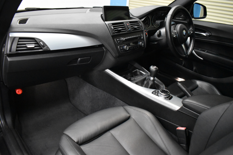 BMW 2シリーズ M235i 6速MT 直6ﾀｰﾎﾞ 326馬力 可変Mｻｽ 18AW ﾋｰﾀｰ付黒革 ﾀｯﾁﾊﾟｯﾄﾞ式iﾄﾞﾗｲﾌﾞHDDﾅﾋﾞBｶﾒﾗ ﾘｱPDC harman/kardon 大型ﾌﾞﾚｰｷｼｽﾃﾑ 車線逸脱&歩行者警告 衝突軽減ﾌﾞﾚｰｷ ｸﾙｺﾝ ｽﾏｰﾄｷｰ LEDﾘﾝｸﾞ付ｷｾﾉﾝ 2年保証