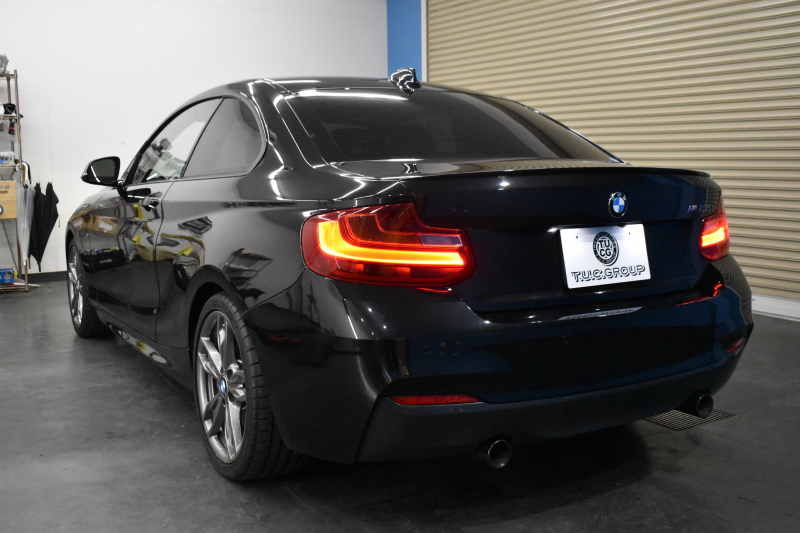 BMW 2シリーズ M235i 6速MT 直6ﾀｰﾎﾞ 326馬力 可変Mｻｽ 18AW ﾋｰﾀｰ付黒革 ﾀｯﾁﾊﾟｯﾄﾞ式iﾄﾞﾗｲﾌﾞHDDﾅﾋﾞBｶﾒﾗ ﾘｱPDC harman/kardon 大型ﾌﾞﾚｰｷｼｽﾃﾑ 車線逸脱&歩行者警告 衝突軽減ﾌﾞﾚｰｷ ｸﾙｺﾝ ｽﾏｰﾄｷｰ LEDﾘﾝｸﾞ付ｷｾﾉﾝ 2年保証