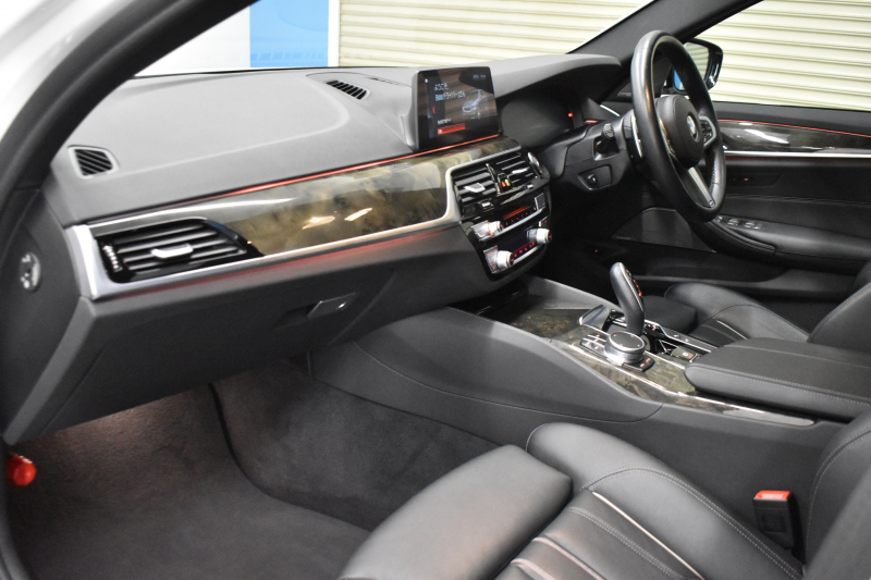 BMW 5シリーズ 530iﾂｰﾘﾝｸﾞ Mｽﾎﾟｰﾂ ｾﾚｸﾄP ﾊｲﾗｲﾝP ﾊﾟﾉﾗﾏｻﾝﾙｰﾌ  新ﾃﾞｻﾞｲﾝ液晶ﾒｰﾀｰ LEDﾍｯﾄﾞﾗｲﾄ 全席ｼｰﾄﾋｰﾀｰ 付黒革 追従ACC HUD ﾀｯﾁﾊﾟﾈﾙHDDﾅﾋﾞ 4ｿﾞｰﾝｴｱｺﾝ 3Dﾋﾞｭｰ Pｱｼｽﾄ ﾊｰﾏﾝｶｰﾄﾞﾝ 車線変更&逸脱&歩行者警告  19AW 2年保証