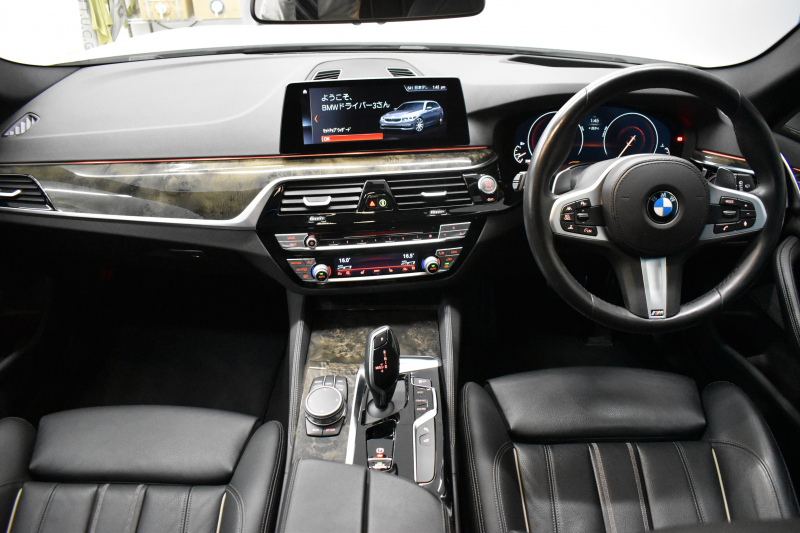 BMW 5シリーズ 530iﾂｰﾘﾝｸﾞ Mｽﾎﾟｰﾂ ｾﾚｸﾄP ﾊｲﾗｲﾝP ﾊﾟﾉﾗﾏｻﾝﾙｰﾌ  新ﾃﾞｻﾞｲﾝ液晶ﾒｰﾀｰ LEDﾍｯﾄﾞﾗｲﾄ 全席ｼｰﾄﾋｰﾀｰ 付黒革 追従ACC HUD ﾀｯﾁﾊﾟﾈﾙHDDﾅﾋﾞ 4ｿﾞｰﾝｴｱｺﾝ 3Dﾋﾞｭｰ Pｱｼｽﾄ ﾊｰﾏﾝｶｰﾄﾞﾝ 車線変更&逸脱&歩行者警告  19AW 2年保証