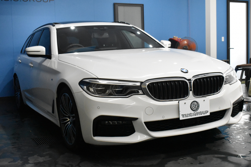 BMW 5シリーズ 530iﾂｰﾘﾝｸﾞ Mｽﾎﾟｰﾂ ｾﾚｸﾄP ﾊｲﾗｲﾝP ﾊﾟﾉﾗﾏｻﾝﾙｰﾌ  新ﾃﾞｻﾞｲﾝ液晶ﾒｰﾀｰ LEDﾍｯﾄﾞﾗｲﾄ 全席ｼｰﾄﾋｰﾀｰ 付黒革 追従ACC HUD ﾀｯﾁﾊﾟﾈﾙHDDﾅﾋﾞ 4ｿﾞｰﾝｴｱｺﾝ 3Dﾋﾞｭｰ Pｱｼｽﾄ ﾊｰﾏﾝｶｰﾄﾞﾝ 車線変更&逸脱&歩行者警告  19AW 2年保証