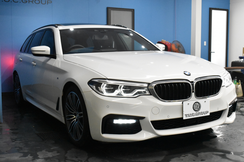 BMW 5シリーズ 530iﾂｰﾘﾝｸﾞ Mｽﾎﾟｰﾂ ｾﾚｸﾄP ﾊｲﾗｲﾝP ﾊﾟﾉﾗﾏｻﾝﾙｰﾌ  新ﾃﾞｻﾞｲﾝ液晶ﾒｰﾀｰ LEDﾍｯﾄﾞﾗｲﾄ 全席ｼｰﾄﾋｰﾀｰ 付黒革 追従ACC HUD ﾀｯﾁﾊﾟﾈﾙHDDﾅﾋﾞ 4ｿﾞｰﾝｴｱｺﾝ 3Dﾋﾞｭｰ Pｱｼｽﾄ ﾊｰﾏﾝｶｰﾄﾞﾝ 車線変更&逸脱&歩行者警告  19AW 2年保証