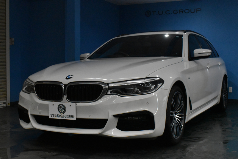 BMW 5シリーズ 530iﾂｰﾘﾝｸﾞ Mｽﾎﾟｰﾂ ｾﾚｸﾄP ﾊｲﾗｲﾝP ﾊﾟﾉﾗﾏｻﾝﾙｰﾌ  新ﾃﾞｻﾞｲﾝ液晶ﾒｰﾀｰ LEDﾍｯﾄﾞﾗｲﾄ 全席ｼｰﾄﾋｰﾀｰ 付黒革 追従ACC HUD ﾀｯﾁﾊﾟﾈﾙHDDﾅﾋﾞ 4ｿﾞｰﾝｴｱｺﾝ 3Dﾋﾞｭｰ Pｱｼｽﾄ ﾊｰﾏﾝｶｰﾄﾞﾝ 車線変更&逸脱&歩行者警告  19AW 2年保証