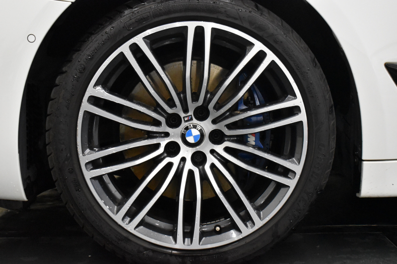 BMW 5シリーズ 530iﾂｰﾘﾝｸﾞ Mｽﾎﾟｰﾂ ｾﾚｸﾄP ﾊｲﾗｲﾝP ﾊﾟﾉﾗﾏｻﾝﾙｰﾌ  新ﾃﾞｻﾞｲﾝ液晶ﾒｰﾀｰ LEDﾍｯﾄﾞﾗｲﾄ 全席ｼｰﾄﾋｰﾀｰ 付黒革 追従ACC HUD ﾀｯﾁﾊﾟﾈﾙHDDﾅﾋﾞ 4ｿﾞｰﾝｴｱｺﾝ 3Dﾋﾞｭｰ Pｱｼｽﾄ ﾊｰﾏﾝｶｰﾄﾞﾝ 車線変更&逸脱&歩行者警告  19AW 2年保証