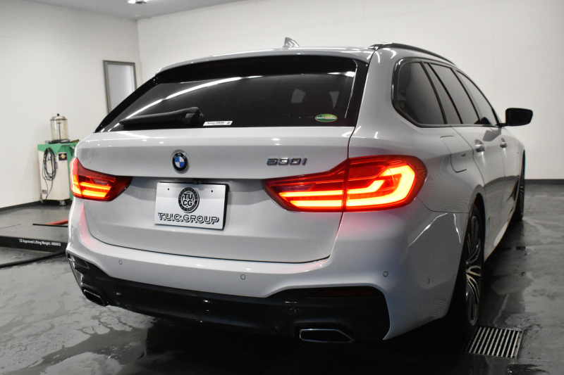 BMW 5シリーズ 530iﾂｰﾘﾝｸﾞ Mｽﾎﾟｰﾂ ｾﾚｸﾄP ﾊｲﾗｲﾝP ﾊﾟﾉﾗﾏｻﾝﾙｰﾌ  新ﾃﾞｻﾞｲﾝ液晶ﾒｰﾀｰ LEDﾍｯﾄﾞﾗｲﾄ 全席ｼｰﾄﾋｰﾀｰ 付黒革 追従ACC HUD ﾀｯﾁﾊﾟﾈﾙHDDﾅﾋﾞ 4ｿﾞｰﾝｴｱｺﾝ 3Dﾋﾞｭｰ Pｱｼｽﾄ ﾊｰﾏﾝｶｰﾄﾞﾝ 車線変更&逸脱&歩行者警告  19AW 2年保証