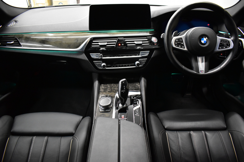 BMW 5シリーズ 523d Xﾄﾞﾗｲﾌﾞ Mｽﾎﾟｰﾂ R7年3月迄新車保証 LCI後期 4WD 新ﾃﾞｻﾞｲﾝｱﾀﾞﾌﾟﾃｨﾌﾞLEDﾍｯﾄﾞﾗｲﾄ ﾋｰﾀｰ付黒革 ｱﾀﾞﾌﾟﾃｨﾌﾞｻｽﾍﾟﾝｼｮﾝ BMWﾗｲﾌﾞｺｸﾋﾟｯﾄ 追従ACC HUD LCW ﾌﾙｾｸﾞ 3Dﾋﾞｭｰ ｽﾃｱﾘﾝｸﾞｻﾎﾟｰﾄ Pｱｼｽﾄﾌﾟﾗｽ 電動ﾄﾗﾝｸ ｽﾏｰﾄｷｰ 2年保証