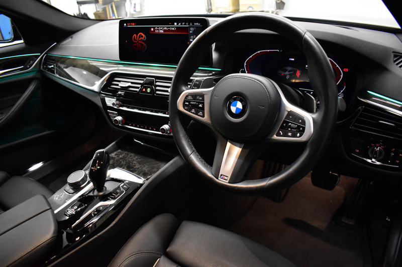 BMW 5シリーズ 523d Xﾄﾞﾗｲﾌﾞ Mｽﾎﾟｰﾂ R7年3月迄新車保証 LCI後期 4WD 新ﾃﾞｻﾞｲﾝｱﾀﾞﾌﾟﾃｨﾌﾞLEDﾍｯﾄﾞﾗｲﾄ ﾋｰﾀｰ付黒革 ｱﾀﾞﾌﾟﾃｨﾌﾞｻｽﾍﾟﾝｼｮﾝ BMWﾗｲﾌﾞｺｸﾋﾟｯﾄ 追従ACC HUD LCW ﾌﾙｾｸﾞ 3Dﾋﾞｭｰ ｽﾃｱﾘﾝｸﾞｻﾎﾟｰﾄ Pｱｼｽﾄﾌﾟﾗｽ 電動ﾄﾗﾝｸ ｽﾏｰﾄｷｰ 2年保証