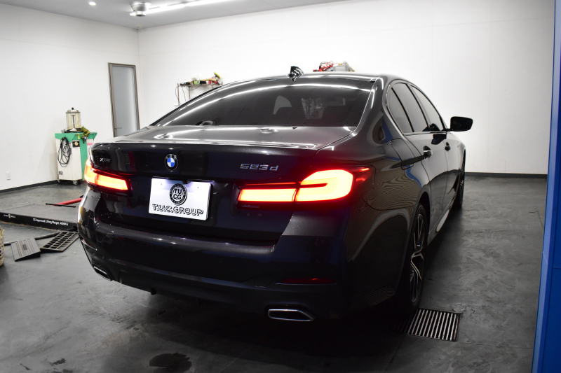 BMW 5シリーズ 523d Xﾄﾞﾗｲﾌﾞ Mｽﾎﾟｰﾂ R7年3月迄新車保証 LCI後期 4WD 新ﾃﾞｻﾞｲﾝｱﾀﾞﾌﾟﾃｨﾌﾞLEDﾍｯﾄﾞﾗｲﾄ ﾋｰﾀｰ付黒革 ｱﾀﾞﾌﾟﾃｨﾌﾞｻｽﾍﾟﾝｼｮﾝ BMWﾗｲﾌﾞｺｸﾋﾟｯﾄ 追従ACC HUD LCW ﾌﾙｾｸﾞ 3Dﾋﾞｭｰ ｽﾃｱﾘﾝｸﾞｻﾎﾟｰﾄ Pｱｼｽﾄﾌﾟﾗｽ 電動ﾄﾗﾝｸ ｽﾏｰﾄｷｰ 2年保証