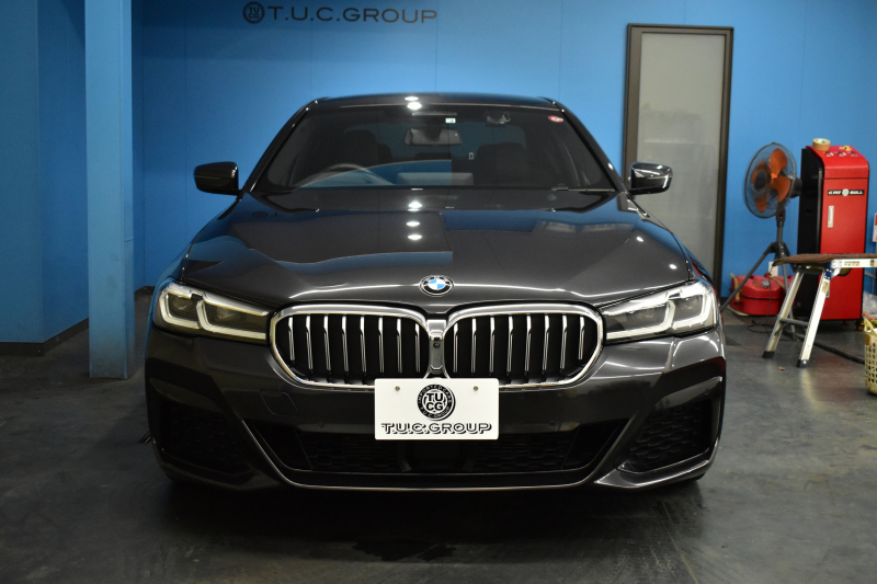 BMW 5シリーズ 523d Xﾄﾞﾗｲﾌﾞ Mｽﾎﾟｰﾂ R7年3月迄新車保証 LCI後期 4WD 新ﾃﾞｻﾞｲﾝｱﾀﾞﾌﾟﾃｨﾌﾞLEDﾍｯﾄﾞﾗｲﾄ ﾋｰﾀｰ付黒革 ｱﾀﾞﾌﾟﾃｨﾌﾞｻｽﾍﾟﾝｼｮﾝ BMWﾗｲﾌﾞｺｸﾋﾟｯﾄ 追従ACC HUD LCW ﾌﾙｾｸﾞ 3Dﾋﾞｭｰ ｽﾃｱﾘﾝｸﾞｻﾎﾟｰﾄ Pｱｼｽﾄﾌﾟﾗｽ 電動ﾄﾗﾝｸ ｽﾏｰﾄｷｰ 2年保証