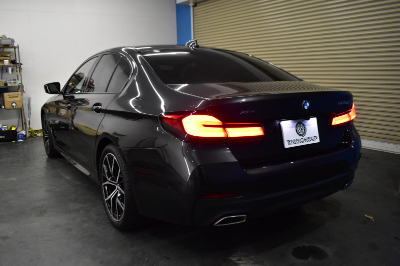 BMW 5シリーズ 523d Xﾄﾞﾗｲﾌﾞ Mｽﾎﾟｰﾂ R7年3月迄新車保証 LCI後期 4WD 新ﾃﾞｻﾞｲﾝｱﾀﾞﾌﾟﾃｨﾌﾞLEDﾍｯﾄﾞﾗｲﾄ ﾋｰﾀｰ付黒革 ｱﾀﾞﾌﾟﾃｨﾌﾞｻｽﾍﾟﾝｼｮﾝ BMWﾗｲﾌﾞｺｸﾋﾟｯﾄ 追従ACC HUD LCW ﾌﾙｾｸﾞ 3Dﾋﾞｭｰ ｽﾃｱﾘﾝｸﾞｻﾎﾟｰﾄ Pｱｼｽﾄﾌﾟﾗｽ 電動ﾄﾗﾝｸ ｽﾏｰﾄｷｰ 2年保証