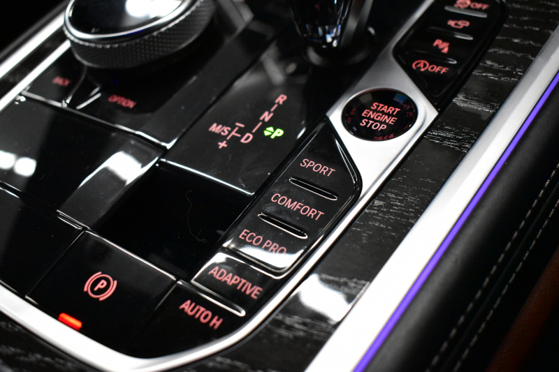 BMW 8シリーズ 840d Xﾄﾞﾗｲﾌﾞ ｸﾞﾗﾝｸｰﾍﾟ Mｽﾎﾟｰﾂ 4WD ﾊﾟﾉﾗﾏｶﾞﾗｽｻﾝﾙｰﾌ ﾚｰｻﾞｰLED ACC HUD  全席ﾋｰﾀｰ付黒/茶革 前席ﾍﾞﾝﾁﾚｰｼｮﾝ ﾊｰﾏﾝｶｰﾄﾞﾝ ｲﾝﾃﾘｾｰﾌ ﾗｲﾌﾞｺｯｸﾋﾟｯﾄ ｼﾞｪｽﾁｬｰｺﾝﾄﾛｰﾙ対応ﾀｯﾁﾊﾟﾈﾙﾅﾋﾞ3Dﾋﾞｭｰ 2年保証