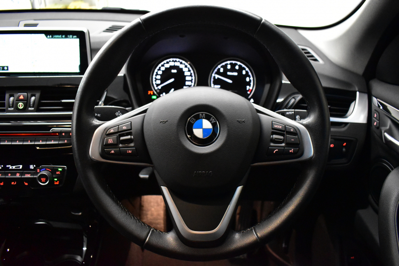 BMW X1 Xdrive20i Xﾗｲﾝ 中期 4WD  ｱﾄﾞﾊﾞﾝｽﾄﾞｱｸﾃｨﾌﾞｾｰﾌﾃｨP 追従ACC NEWﾃﾞｻﾞｲﾝﾒｰﾀｰ&Fｼｰﾄ 電子ｼﾌﾄ ﾌﾙｾｸﾞTVﾁｭｰﾅｰ HUD ﾋｰﾀｰ付ﾊｰﾌ革 ﾀｯﾁﾊﾟﾈﾙﾅﾋﾞBｶﾒ Pｱｼｽﾄ前後PDC LEDﾍｯﾄﾞﾗｲﾄ 衝突軽減 車線逸脱&歩行者警告 電動Rｹﾞｰﾄ Bluetoothｵｰﾃﾞｨｵ 2年保証