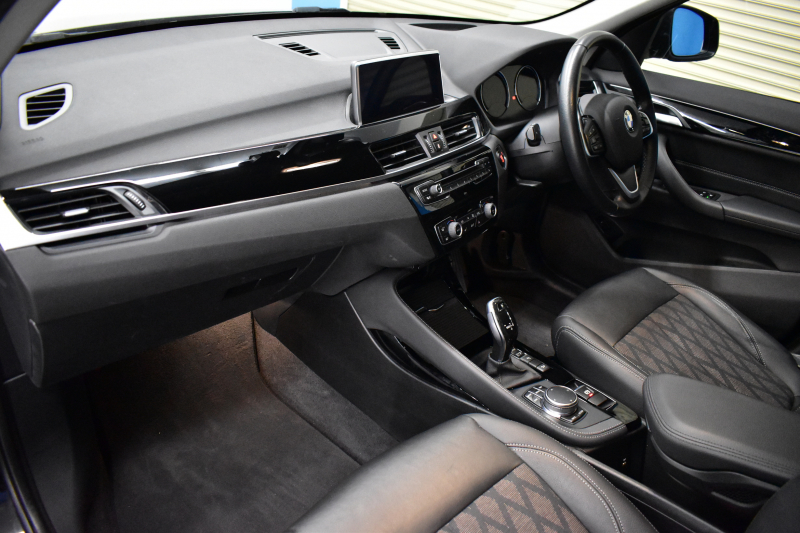 BMW X1 Xdrive20i Xﾗｲﾝ 中期 4WD  ｱﾄﾞﾊﾞﾝｽﾄﾞｱｸﾃｨﾌﾞｾｰﾌﾃｨP 追従ACC NEWﾃﾞｻﾞｲﾝﾒｰﾀｰ&Fｼｰﾄ 電子ｼﾌﾄ ﾌﾙｾｸﾞTVﾁｭｰﾅｰ HUD ﾋｰﾀｰ付ﾊｰﾌ革 ﾀｯﾁﾊﾟﾈﾙﾅﾋﾞBｶﾒ Pｱｼｽﾄ前後PDC LEDﾍｯﾄﾞﾗｲﾄ 衝突軽減 車線逸脱&歩行者警告 電動Rｹﾞｰﾄ Bluetoothｵｰﾃﾞｨｵ 2年保証