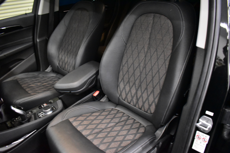 BMW X1 Xdrive20i Xﾗｲﾝ 中期 4WD  ｱﾄﾞﾊﾞﾝｽﾄﾞｱｸﾃｨﾌﾞｾｰﾌﾃｨP 追従ACC NEWﾃﾞｻﾞｲﾝﾒｰﾀｰ&Fｼｰﾄ 電子ｼﾌﾄ ﾌﾙｾｸﾞTVﾁｭｰﾅｰ HUD ﾋｰﾀｰ付ﾊｰﾌ革 ﾀｯﾁﾊﾟﾈﾙﾅﾋﾞBｶﾒ Pｱｼｽﾄ前後PDC LEDﾍｯﾄﾞﾗｲﾄ 衝突軽減 車線逸脱&歩行者警告 電動Rｹﾞｰﾄ Bluetoothｵｰﾃﾞｨｵ 2年保証