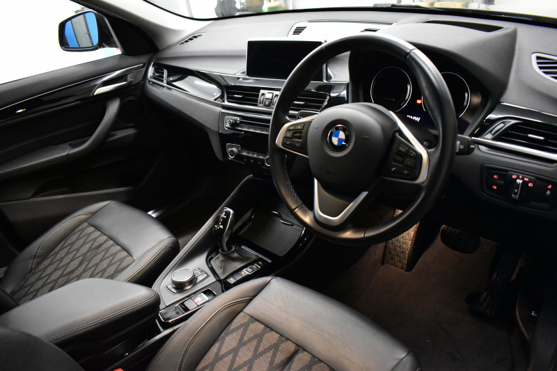 BMW X1 Xdrive20i Xﾗｲﾝ 中期 4WD  ｱﾄﾞﾊﾞﾝｽﾄﾞｱｸﾃｨﾌﾞｾｰﾌﾃｨP 追従ACC NEWﾃﾞｻﾞｲﾝﾒｰﾀｰ&Fｼｰﾄ 電子ｼﾌﾄ ﾌﾙｾｸﾞTVﾁｭｰﾅｰ HUD ﾋｰﾀｰ付ﾊｰﾌ革 ﾀｯﾁﾊﾟﾈﾙﾅﾋﾞBｶﾒ Pｱｼｽﾄ前後PDC LEDﾍｯﾄﾞﾗｲﾄ 衝突軽減 車線逸脱&歩行者警告 電動Rｹﾞｰﾄ Bluetoothｵｰﾃﾞｨｵ 2年保証