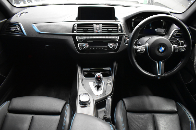 BMW Mシリーズ M2 MDCT 7速DCT LCI後期 ﾋｰﾀｰ付黒革 ｱﾀﾞﾌﾟﾃｨﾌﾞﾍｷｻｺﾞﾅﾙLEDﾍｯﾄﾞﾗｲﾄ&ﾃｰﾙ ﾀｯﾁﾊﾟﾈﾙHDDﾅﾋﾞ Mperformance19AW 車線逸脱&歩行者警告 衝突軽減ﾌﾞﾚｰｷ ｶｰﾎﾞﾝｲﾝﾃﾘｱ Bｶﾒﾗ iｽﾄｯﾌﾟ ｽﾏｰﾄｷｰ 2年保証