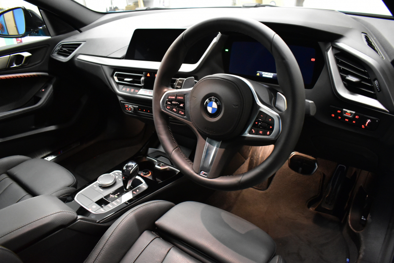 BMW 2シリーズ M235iｸﾞﾗﾝｸｰﾍﾟ Xﾄﾞﾗｲﾌﾞ ﾊﾟﾉﾗﾏｶﾞﾗｽｻﾝﾙｰﾌ  ﾋｰﾀｰ付ﾌﾞﾗｯｸﾚｻﾞｰ HUD 追従ACC  LEDﾍｯﾄﾞﾗｲﾄ Mｽﾎﾟｰﾂﾌﾞﾚｰｷ 車線変更&逸脱&歩行者警告 ﾗｲﾌﾞｺｯｸﾋﾟｯﾄ ｱｯﾌﾟﾙｶｰﾌﾟﾚｲ ﾀｯﾁﾊﾟﾈﾙﾅﾋﾞ Bｶﾒﾗ ｽﾏｰﾄｷｰ 2年保証