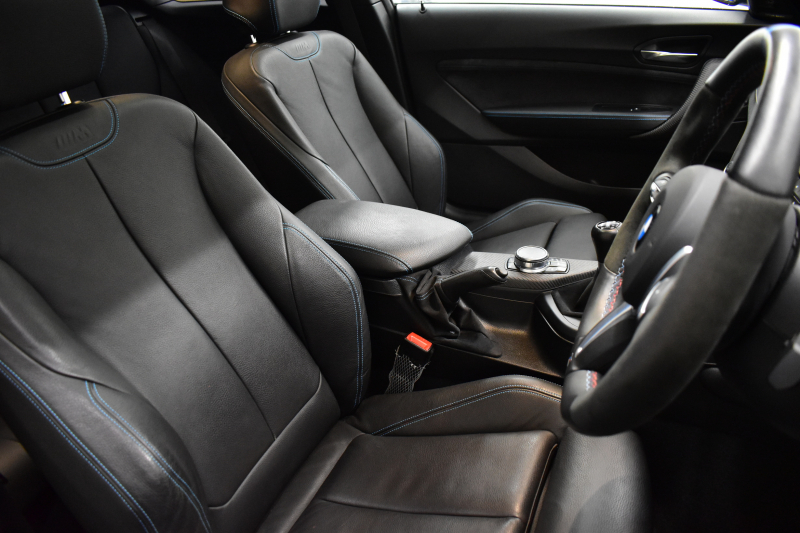 BMW Mシリーズ M2 6速MT LCI後期 ｾﾚｸﾄP SR harman/kardon ﾋｰﾀｰ付黒革 ﾍｷｻｺﾞﾅﾙLEDﾍｯﾄﾞﾗｲﾄ&ﾃｰﾙ ﾀｯﾁﾊﾟﾈﾙHDDﾅﾋﾞBｶﾒﾗ 19AW 車線逸脱&歩行者警告 衝突軽減ﾌﾞﾚｰｷ ｶｰﾎﾞﾝｲﾝﾃﾘｱ 2年保証