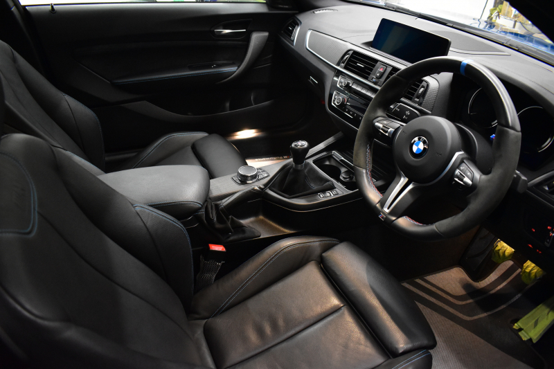 BMW Mシリーズ M2 6速MT LCI後期 ｾﾚｸﾄP SR harman/kardon ﾋｰﾀｰ付黒革 ﾍｷｻｺﾞﾅﾙLEDﾍｯﾄﾞﾗｲﾄ&ﾃｰﾙ ﾀｯﾁﾊﾟﾈﾙHDDﾅﾋﾞBｶﾒﾗ 19AW 車線逸脱&歩行者警告 衝突軽減ﾌﾞﾚｰｷ ｶｰﾎﾞﾝｲﾝﾃﾘｱ 2年保証