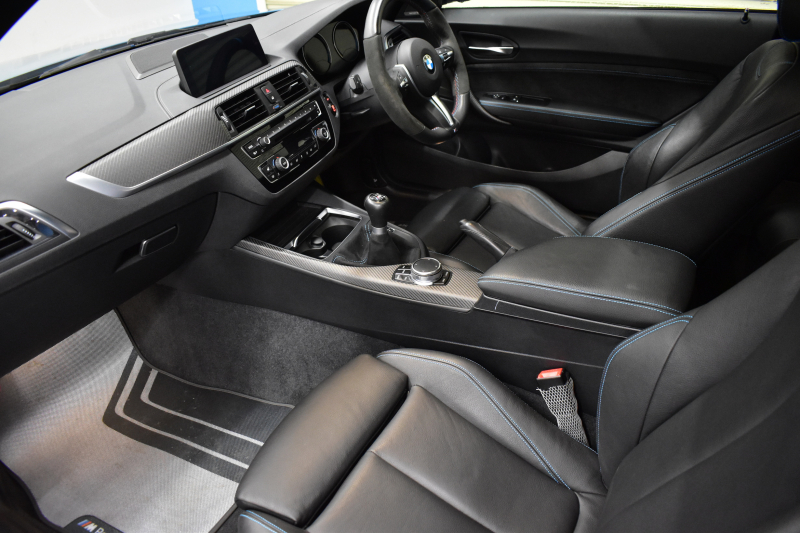 BMW Mシリーズ M2 6速MT LCI後期 ｾﾚｸﾄP SR harman/kardon ﾋｰﾀｰ付黒革 ﾍｷｻｺﾞﾅﾙLEDﾍｯﾄﾞﾗｲﾄ&ﾃｰﾙ ﾀｯﾁﾊﾟﾈﾙHDDﾅﾋﾞBｶﾒﾗ 19AW 車線逸脱&歩行者警告 衝突軽減ﾌﾞﾚｰｷ ｶｰﾎﾞﾝｲﾝﾃﾘｱ 2年保証