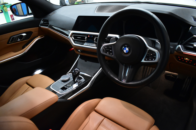 BMW 3シリーズ 320i Mｽﾎﾟｰﾂ ﾊｲﾗｲﾝ&ｺﾝﾌｫｰﾄP R6年7月迄新車保証 ﾋｰﾀｰ付茶革 ﾀｯﾁﾊﾟﾈﾙﾅﾋﾞ ｱｯﾌﾟﾙｶｰﾌﾟﾚｲ  追従ACC LEDﾍｯﾄﾞﾗｲﾄ 電動ﾄﾗﾝｸ 側面衝突&車線変更&逸脱&歩行者警告 液晶ﾒｰﾀｰ 後退ｱｼｽﾄ Pｱｼｽﾄ ｱｸﾃｨﾌﾞPDC緊急ﾌﾞﾚｰｷ  18AW 2年保証