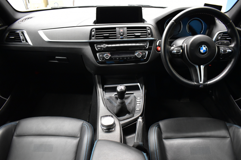 BMW Mシリーズ M2 ｺﾝﾍﾟﾃｨｼｮﾝ 6速MT LCI後期 ﾍｷｻｺﾞﾅﾙLEDﾍｯﾄﾞﾗｲﾄ&ﾃｰﾙ ﾋｰﾀｰ付黒革 harman/kardon ﾀｯﾁﾊﾟﾈﾙHDDﾅﾋﾞBｶﾒﾗ 19AW 車線逸脱&歩行者警告 衝突軽減ﾌﾞﾚｰｷ ｶｰﾎﾞﾝｲﾝﾃﾘｱ Mｼｰﾄﾍﾞﾙﾄ  2年保証
