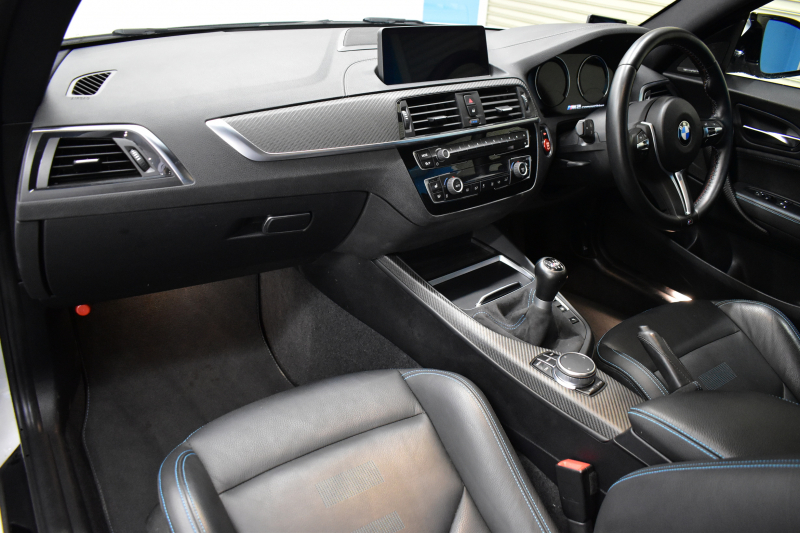 BMW Mシリーズ M2 ｺﾝﾍﾟﾃｨｼｮﾝ 6速MT LCI後期 ﾍｷｻｺﾞﾅﾙLEDﾍｯﾄﾞﾗｲﾄ&ﾃｰﾙ ﾋｰﾀｰ付黒革 harman/kardon ﾀｯﾁﾊﾟﾈﾙHDDﾅﾋﾞBｶﾒﾗ 19AW 車線逸脱&歩行者警告 衝突軽減ﾌﾞﾚｰｷ ｶｰﾎﾞﾝｲﾝﾃﾘｱ Mｼｰﾄﾍﾞﾙﾄ  2年保証