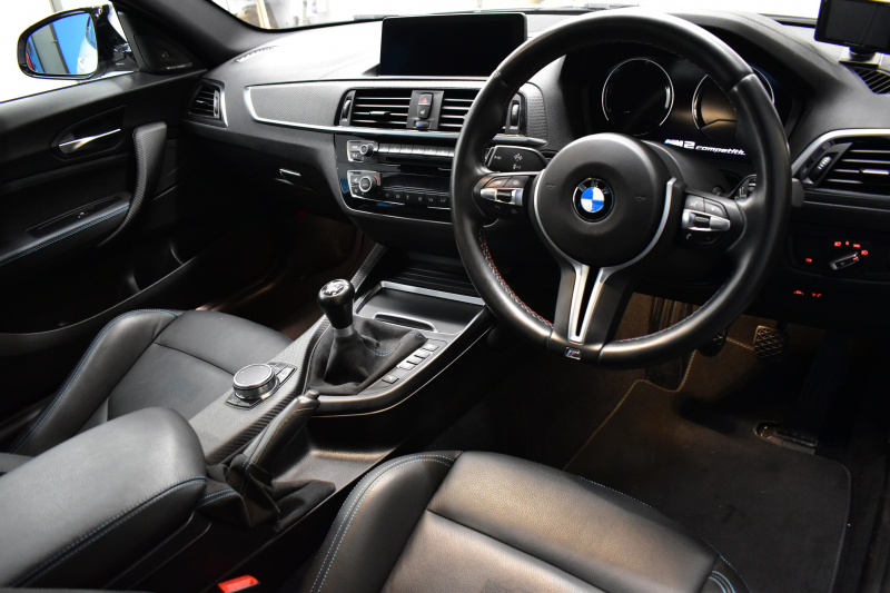 BMW Mシリーズ M2 ｺﾝﾍﾟﾃｨｼｮﾝ 6速MT LCI後期 ﾍｷｻｺﾞﾅﾙLEDﾍｯﾄﾞﾗｲﾄ&ﾃｰﾙ ﾋｰﾀｰ付黒革 harman/kardon ﾀｯﾁﾊﾟﾈﾙHDDﾅﾋﾞBｶﾒﾗ 19AW 車線逸脱&歩行者警告 衝突軽減ﾌﾞﾚｰｷ ｶｰﾎﾞﾝｲﾝﾃﾘｱ Mｼｰﾄﾍﾞﾙﾄ  2年保証