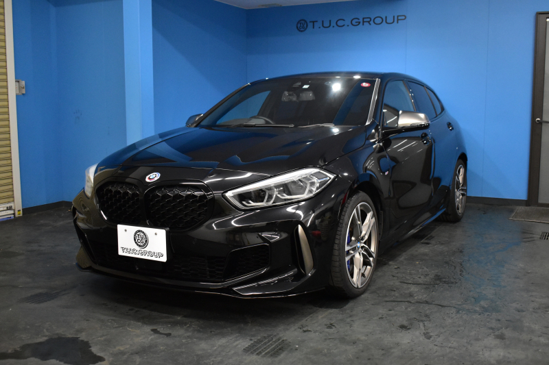 BMW 1シリーズ M135i xDrive ﾌﾙﾀｲﾑ4WD ﾃﾞﾋﾞｭｰP ｺﾝﾌｫｰﾄP ﾅﾋﾞｹﾞｰｼｮﾝP 可変ｻｽﾍﾟﾝｼｮﾝ Mｽﾎﾟｰﾂﾌﾞﾚｰｷ ACC Pｱｼｽﾄ BMWﾗｲﾌﾞｺｯｸﾋﾟｯﾄ ﾋｰﾀｰ付ｱﾙｶﾝﾀｰﾗｺﾝﾋﾞｽﾎﾟｰﾂｼｰﾄ ﾀｯﾁﾊﾟﾈﾙﾅﾋﾞ ｱｯﾌﾟﾙｶｰﾌﾟﾚｲ ﾍｷｻｺﾞﾅﾙLEDﾍｯﾄﾞﾗｲﾄ  2年保証