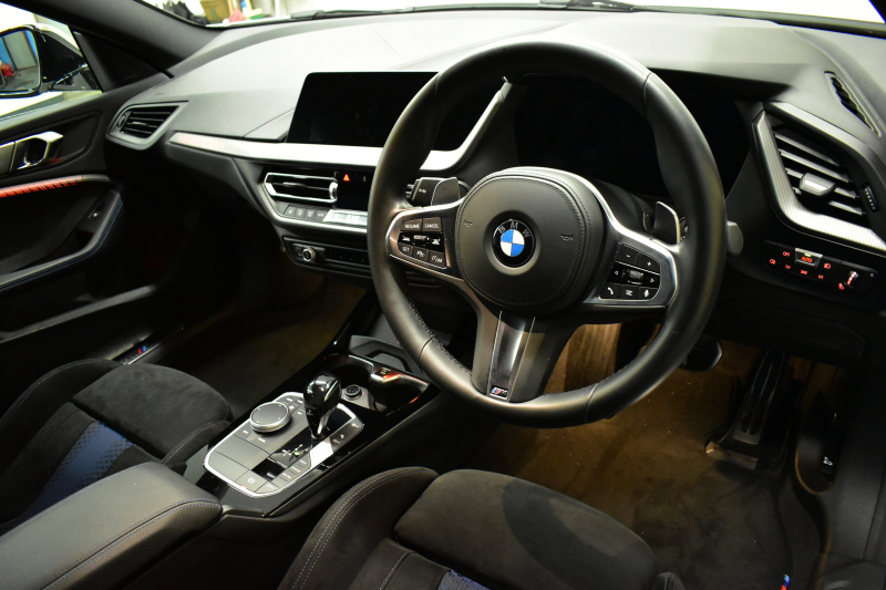 BMW 2シリーズ M235iｸﾞﾗﾝｸｰﾍﾟ Xﾄﾞﾗｲﾌﾞ ﾃﾞﾋﾞｭｰP ｱﾀﾞﾌﾟﾃｨﾌﾞｻｽﾍﾟﾝｼｮﾝ Mｼｰﾄﾍﾞﾙﾄ ﾋｰﾀｰ付Mｽﾎﾟｰﾂｼｰﾄ 追従ACC  ﾍｷｻｺﾞﾅﾙLEDﾍｯﾄﾞﾗｲﾄ Mｽﾎﾟｰﾂﾌﾞﾚｰｷ 車線変更&逸脱&歩行者警告 ﾗｲﾌﾞｺｯｸﾋﾟｯﾄ ｱｯﾌﾟﾙｶｰﾌﾟﾚｲ ﾀｯﾁﾊﾟﾈﾙﾅﾋﾞ Bｶﾒﾗ 2年保証