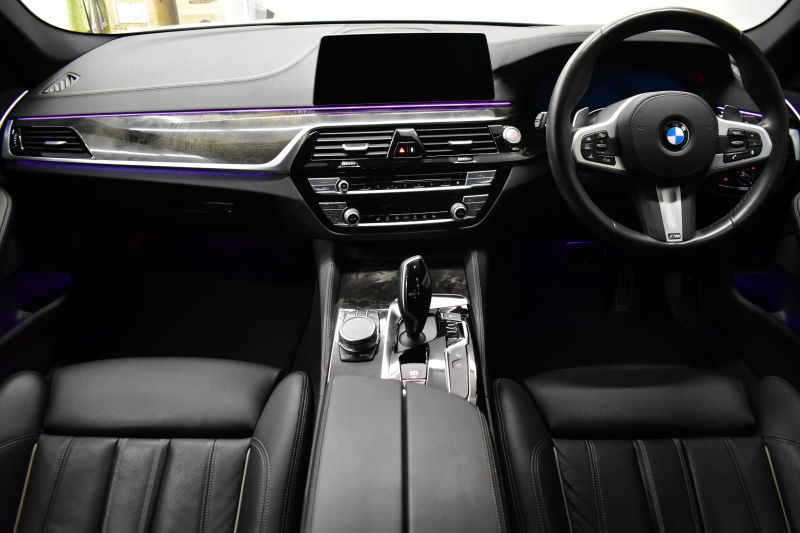 BMW 5シリーズ 530iﾂｰﾘﾝｸﾞ Mｽﾎﾟｰﾂ ﾊｲﾗｲﾝP 新ﾃﾞｻﾞｲﾝ液晶ﾒｰﾀｰ LEDﾍｯﾄﾞﾗｲﾄ 全席ｼｰﾄﾋｰﾀｰ 付黒革 追従ACC HUD ﾀｯﾁﾊﾟﾈﾙHDDﾅﾋﾞ 3Dﾋﾞｭｰ Pｱｼｽﾄ 車線変更&逸脱&歩行者警告  19AW 2年保証