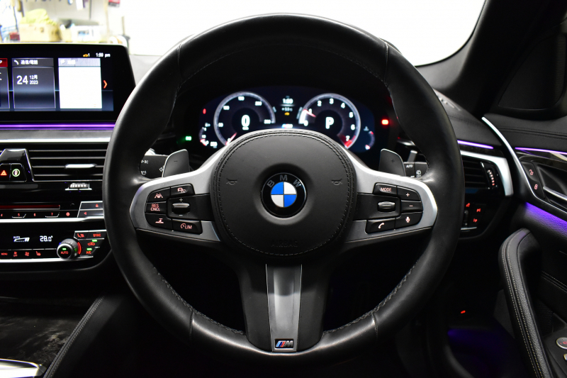 BMW 5シリーズ 530iﾂｰﾘﾝｸﾞ Mｽﾎﾟｰﾂ ﾊｲﾗｲﾝP 新ﾃﾞｻﾞｲﾝ液晶ﾒｰﾀｰ LEDﾍｯﾄﾞﾗｲﾄ 全席ｼｰﾄﾋｰﾀｰ 付黒革 追従ACC HUD ﾀｯﾁﾊﾟﾈﾙHDDﾅﾋﾞ 3Dﾋﾞｭｰ Pｱｼｽﾄ 車線変更&逸脱&歩行者警告  19AW 2年保証