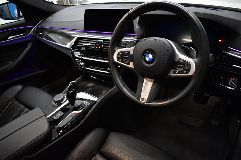 BMW 5シリーズ 530iﾂｰﾘﾝｸﾞ Mｽﾎﾟｰﾂ ﾊｲﾗｲﾝP 新ﾃﾞｻﾞｲﾝ液晶ﾒｰﾀｰ LEDﾍｯﾄﾞﾗｲﾄ 全席ｼｰﾄﾋｰﾀｰ 付黒革 追従ACC HUD ﾀｯﾁﾊﾟﾈﾙHDDﾅﾋﾞ 3Dﾋﾞｭｰ Pｱｼｽﾄ 車線変更&逸脱&歩行者警告  19AW 2年保証