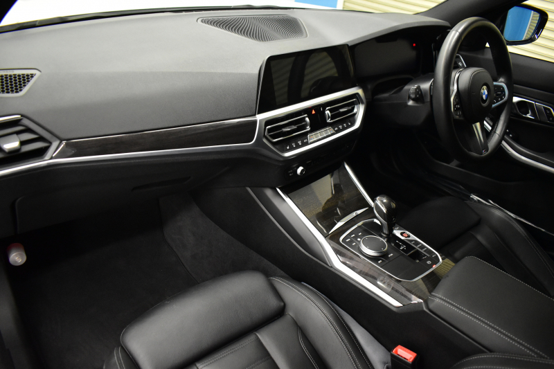 BMW 3シリーズ 330i Mｽﾎﾟｰﾂ G20型 高出力 ｲﾉﾍﾞｰｼｮﾝ&ﾊｲﾗｲﾝ&ｺﾝﾌｫｰﾄP 3Dﾃﾞｻﾞｲﾝﾏﾌﾗｰ&ﾀﾞｳﾝｻｽ ﾚｰｻﾞｰLEDﾗｲﾄ ﾋｰﾀｰ付黒革 HUD ACC 19AW Mｽﾎﾟｰﾂﾌﾞﾚｰｷ ﾊﾟｰｷﾝｸﾞｱｼｽﾄ+  3Dﾋﾞｭｰ全周囲ｶﾒﾗ ﾀｯﾁﾊﾟﾈﾙﾅﾋﾞ ｱｯﾌﾟﾙｶｰﾌﾟﾚｲ 側面衝突&車線変更警告  2年保証