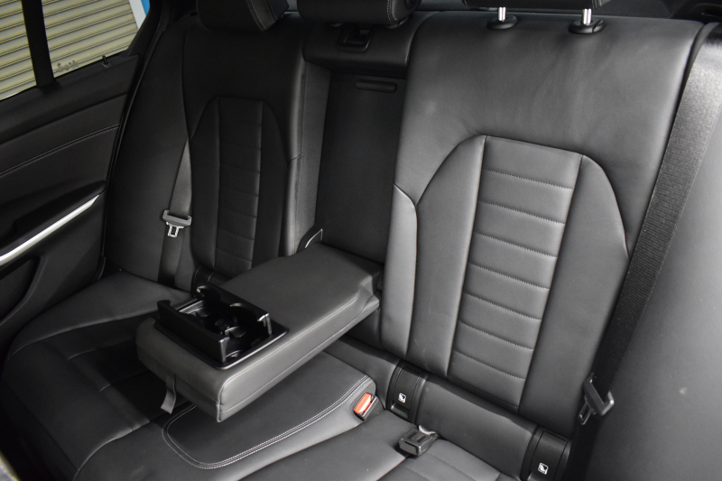 BMW 3シリーズ 330i Mｽﾎﾟｰﾂ G20型 高出力 ｲﾉﾍﾞｰｼｮﾝ&ﾊｲﾗｲﾝ&ｺﾝﾌｫｰﾄP 3Dﾃﾞｻﾞｲﾝﾏﾌﾗｰ&ﾀﾞｳﾝｻｽ ﾚｰｻﾞｰLEDﾗｲﾄ ﾋｰﾀｰ付黒革 HUD ACC 19AW Mｽﾎﾟｰﾂﾌﾞﾚｰｷ ﾊﾟｰｷﾝｸﾞｱｼｽﾄ+  3Dﾋﾞｭｰ全周囲ｶﾒﾗ ﾀｯﾁﾊﾟﾈﾙﾅﾋﾞ ｱｯﾌﾟﾙｶｰﾌﾟﾚｲ 側面衝突&車線変更警告  2年保証