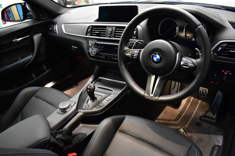 BMW Mシリーズ M2 ｺﾝﾍﾟﾃｨｼｮﾝ MDCT 7速DCT LCI後期 ｾﾚｸﾄ&MﾄﾞﾗｲﾊﾞｰｽﾞP ｻﾝR 最高速270㎞/h  ﾍｷｻｺﾞﾅﾙLEDﾍｯﾄﾞﾗｲﾄ&ﾃｰﾙ ﾋｰﾀｰ付黒革 harman/kardon ﾀｯﾁﾊﾟﾈﾙHDDﾅﾋﾞBｶﾒﾗ 19AW 車線逸脱&歩行者警告 衝突軽減ﾌﾞﾚｰｷ ｶｰﾎﾞﾝｲﾝﾃﾘｱ Mｼｰﾄﾍﾞﾙﾄ  2年保証